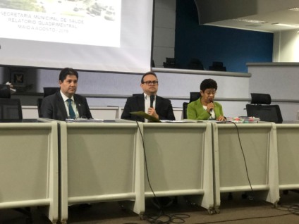 Na bancada o Secretário Jose Mauro, e os vereadores Dr.Lívio e Enfermeira Cida Amaral - Israel Espindola/CBN
