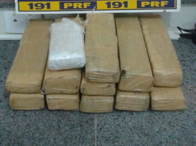 Droga pesava 10 kg e estava disposta em 11 tabletes na bagagem do adolescente - Divulgação/PRF