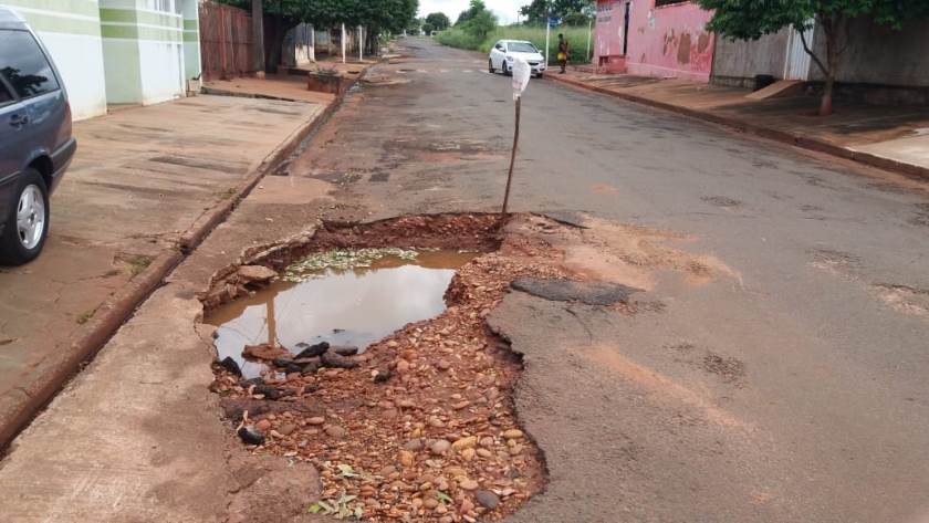 Sinalização improvisada por morador para alertar condutores - Alex Santos/JP