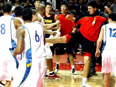 Briga generalizada resultou em suspensões para os chineses -