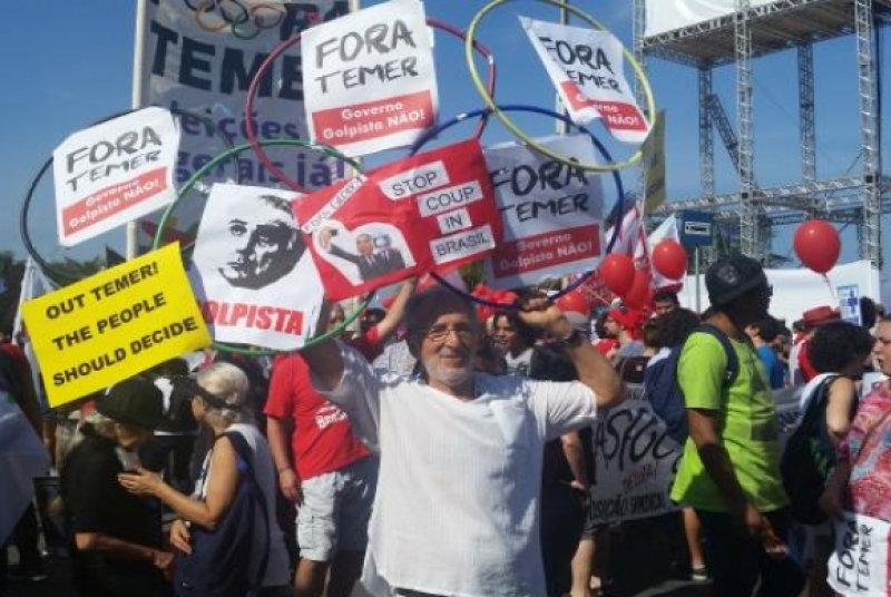 Rio de janeiro – Protesto contra o presidente interino Michel Temer, na orla de Copacabana, faz organização desviar trajeto da tocha olímpica - Isabela Vieira/Agência Brasil