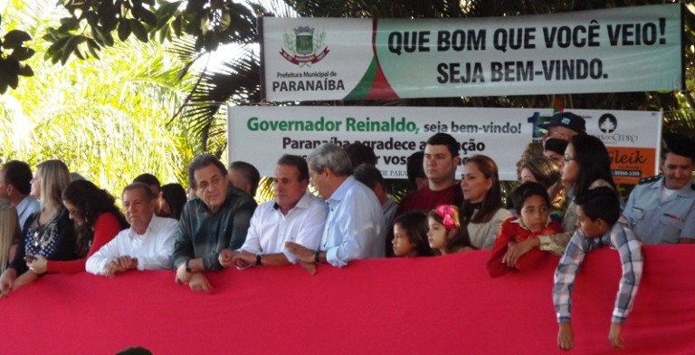 Ex governador André Puccinelli e senador Moka presentes no desfile cívico - Roberto Chamorro