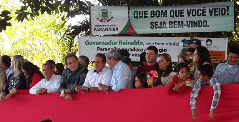 Ex governador André Puccinelli e senador Moka presentes no desfile cívico - Roberto Chamorro