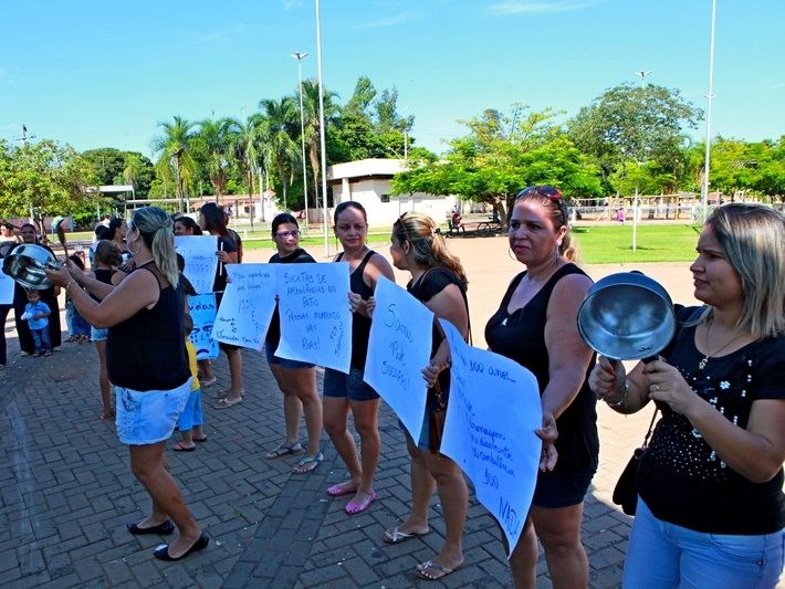 O grupo de manifestantes  - Elias Dias