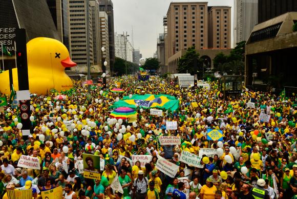 São Paulo - Manifestação na Avenida Paulista, região central da capital, contra a corrupção e pela saída da presidenta Dilma Rousseff  - Rovena Rosa/Agência Brasil