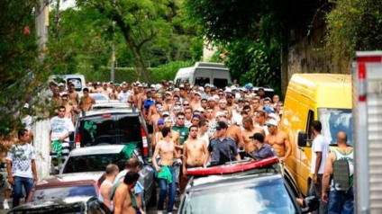 Mancha Alviverde chega escoltada pela PM ao Pacaembu, no domingo -
