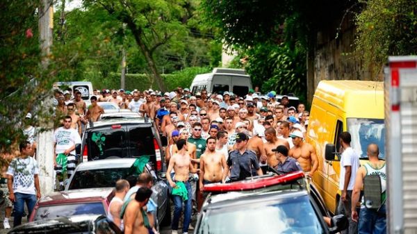Mancha Alviverde chega escoltada pela PM ao Pacaembu, no domingo -