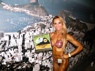 Marli Moura com o troféu conquistado no Rio de Janeiro -