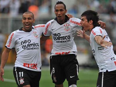 Sem o lesionado Alex, Tite escalou três atacantes no Corinthians, todos eles circulando pelo campo ofensivo - Sem o lesionado Alex, Tite escalou três atacantes no Corinthians, todos eles circulando pelo campo ofensivo -