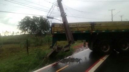 Com a batida, poste ficou partido ao meio e o trânsito teve de ser interrompido no local - Jota Junior