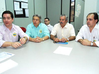Advogado Ary Raghiant, atual secretário da OAB, seção de Mato Grosso do Sul, acompanhado de colegas advogados da subseção de Três Lagoas - Advogado Ary Raghiant, atual secretário da OAB, seção de Mato Grosso do Sul, acompanhado de colegas advogados da subseção de Três Lagoas -