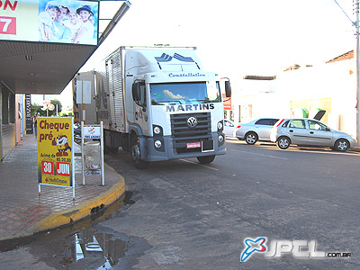 Caminhão estacionado irregularmente não pertence à White Martins -