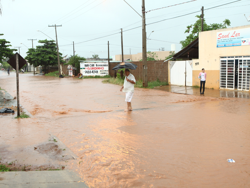 Ruas de alguns bairros ficaram sob a água da chuva - Elias Dias/JP