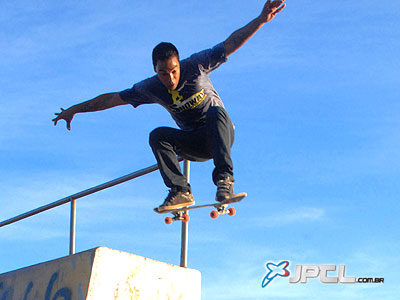 A mantes do skate continuam se divertindo na pista considerada ?amadora -