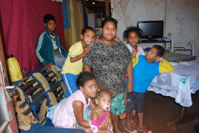 Mírian, com seus seis filhos, não tem para onde ir - Mírian, com seus seis filhos, não tem para onde ir -