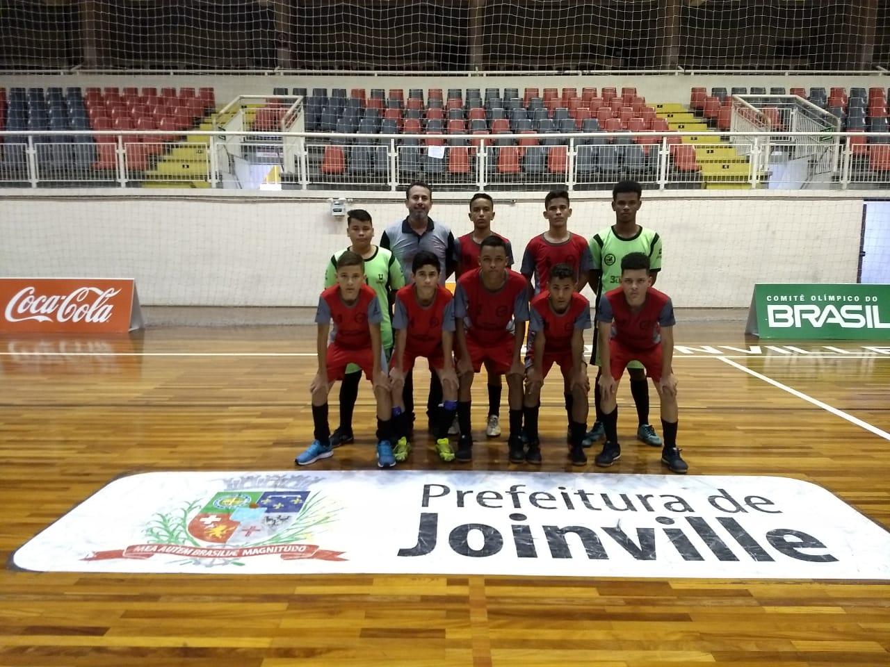 Atletas e o técnico Lelis Rocha, antes da partida de ontem - Divulgação