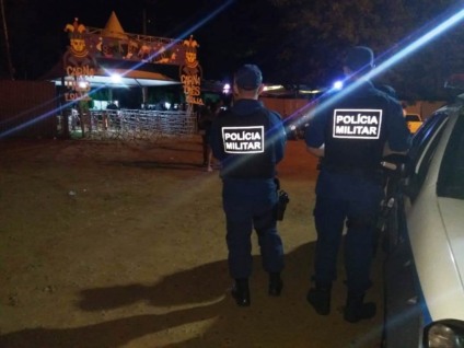 Ao menos duas armas de fogo foram apreendidas, bem como sete armas brancas (faca). - Divulgação/PM