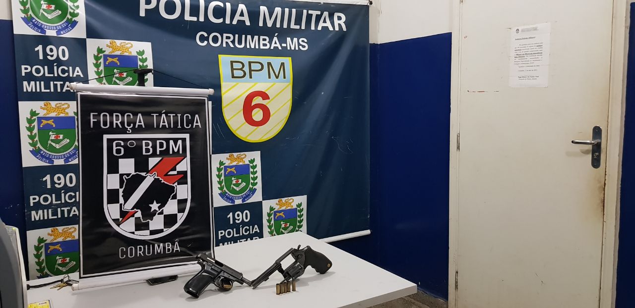 PM prendeU o homeM que estava com um revolver de calibre 38 especial, com capacidade para 06 munições, e uma pistola de calibre .9 mm, com 7 munições. - Divulgação/Polícia Militar