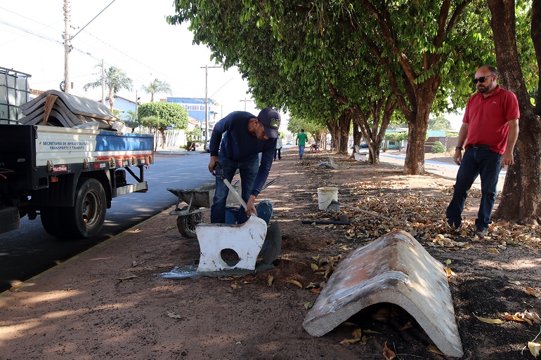 Bancos de concreto estão sendo instalados em locais sombreado do canteiro central em avenidas - Imagem cedida