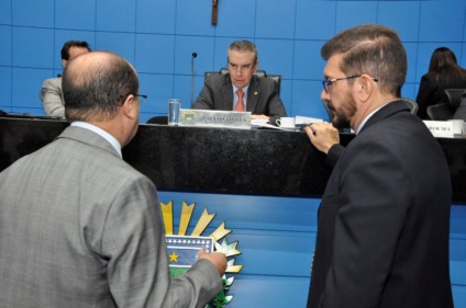 Barbosinha e Pedro Kemp em frente ao presidente da ALMS Paulo Corrêa; duas opiniões distintas sobre a Reforma da Previdência - Luciana Nassar/ALMS