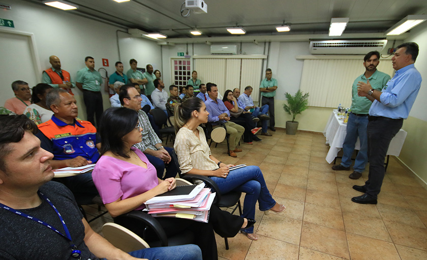 Ricardo Eboli, do Imasul, fala sobre os objetivos da vistoria durante reunião na sede da Vale, em Corumbá - Divulgação/Portal MS