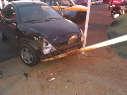 Um dos carros envolvidos na batida dupla, no início da noite de hoje - Alfredo Neto/JPNews