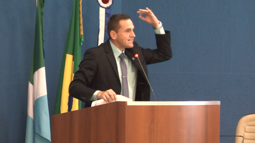 Vereador Adriano Cezar Rodrigues, o sargento Rodrigues, disse que é preciso reduzir o valor da taxa de esgoto - Reprodução TVC