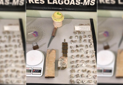 Além da droga, munição e arma, também foram apreendidos dois celulares dos suspeitos - Imagem cedida/PC