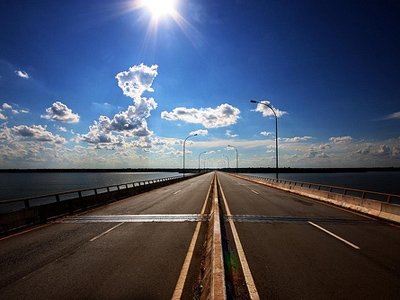 Com 3,7 km de extensão, a ponte rodoferroviária sobre o rio Paraná é uma obra de engenharia diferenciada e foi inaugurada em 29 de maio de 1998 - Com 3,7 km de extensão, a ponte rodoferroviária sobre o rio Paraná é uma obra de engenharia diferenciada e foi inaugurada em 29 de maio de 1998 -