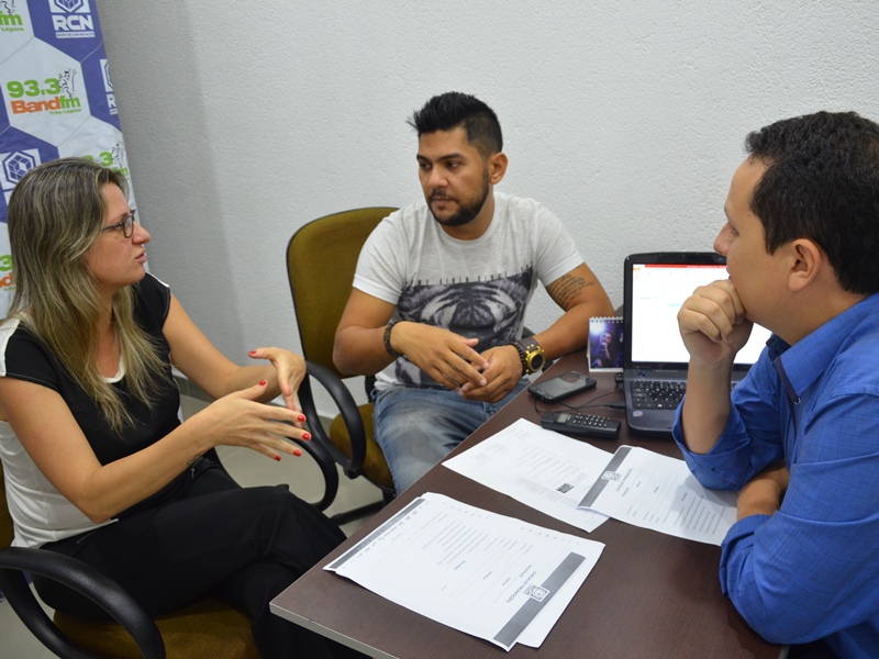 Flávia Rufato, Danilo Fiuza (ao centro) e Fernando Moraes preparam o encerramento da promoção - Claudio Pereira/JP