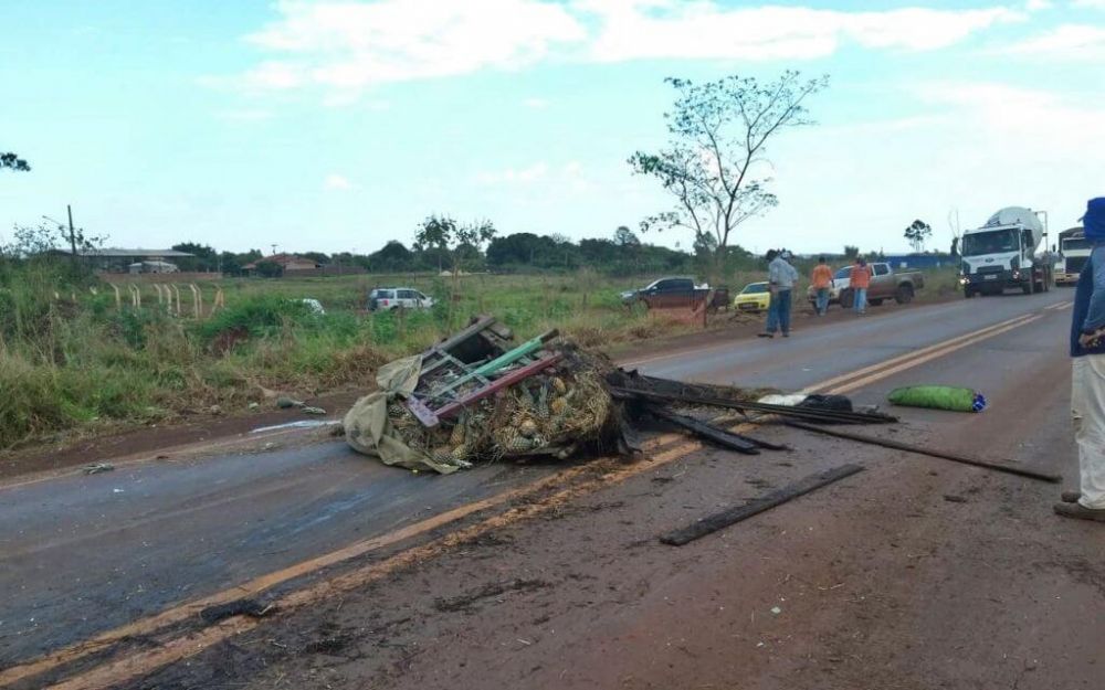 Motorista da caminhonete morreu na hora - (Foto: Sidnei Bronka/Itaporã News.net)