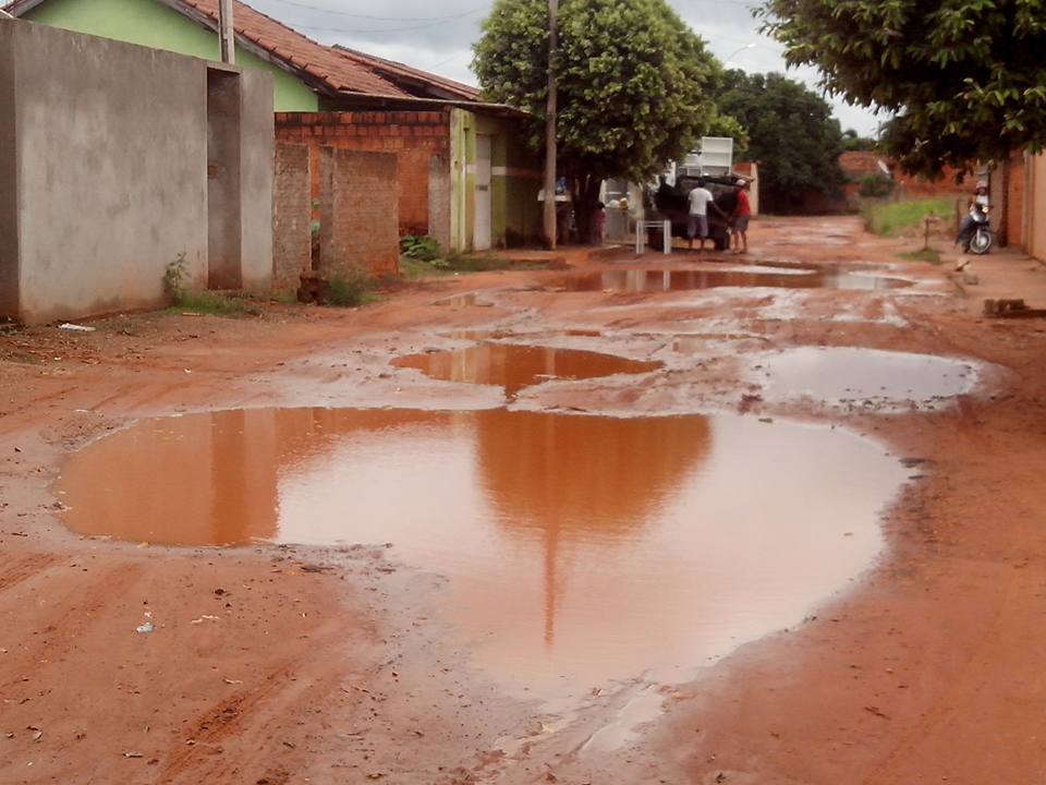 Viela Existente têm vários buracos e poças de lama - Arquivo Pessoal/Facebook