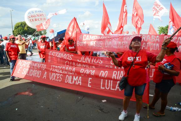 Entidades sindicais, movimentos sociais e partidos políticos participam da Jornada Nacional pela Democracia e contra o impeachment - Wilson Dias/Agência Brasil