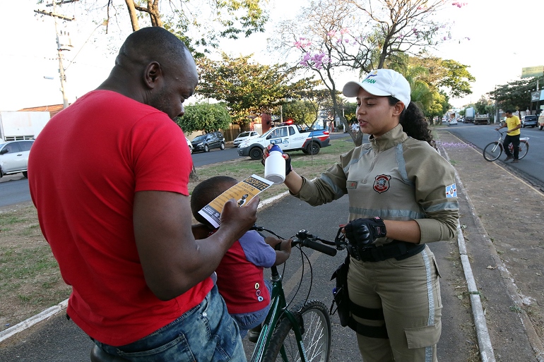 Ação ocorre através de servidores da Diretoria de Trânsito e agentes de trânsito - Divulgação