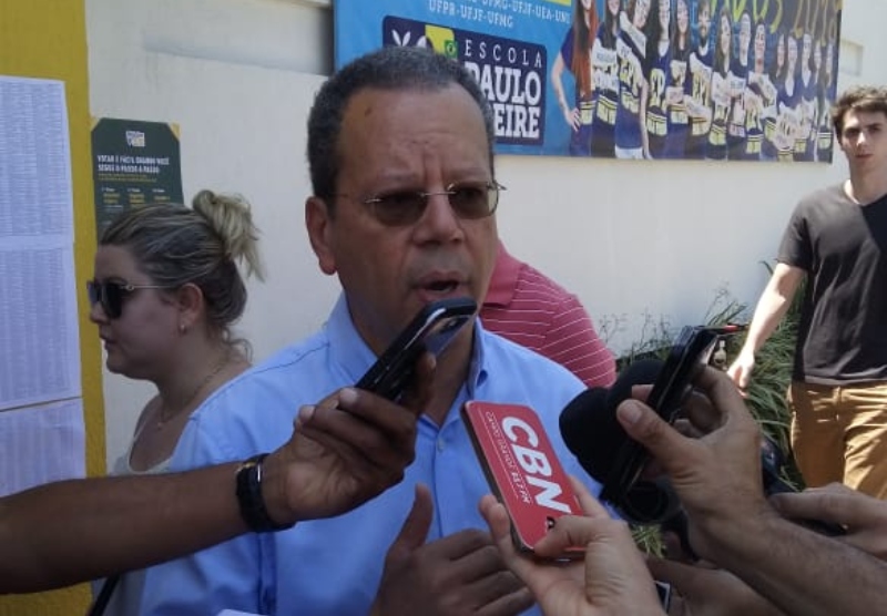 Marcelo Bluma (PV) em entrevista coletiva em frente ao Colégio Paulo Freire na manhã deste domingo (7) - Jusciney Vilela/CBN