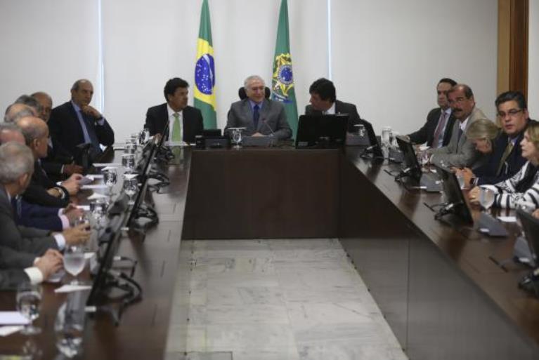 O presidente Michel Temer e o ministro da Educação, Mendonça Filho, apresentam novas regras para a oferta de cursos de graduação em medicina  a representantes de entidades ligadas ao setor - Divulgação/Agência Brasil