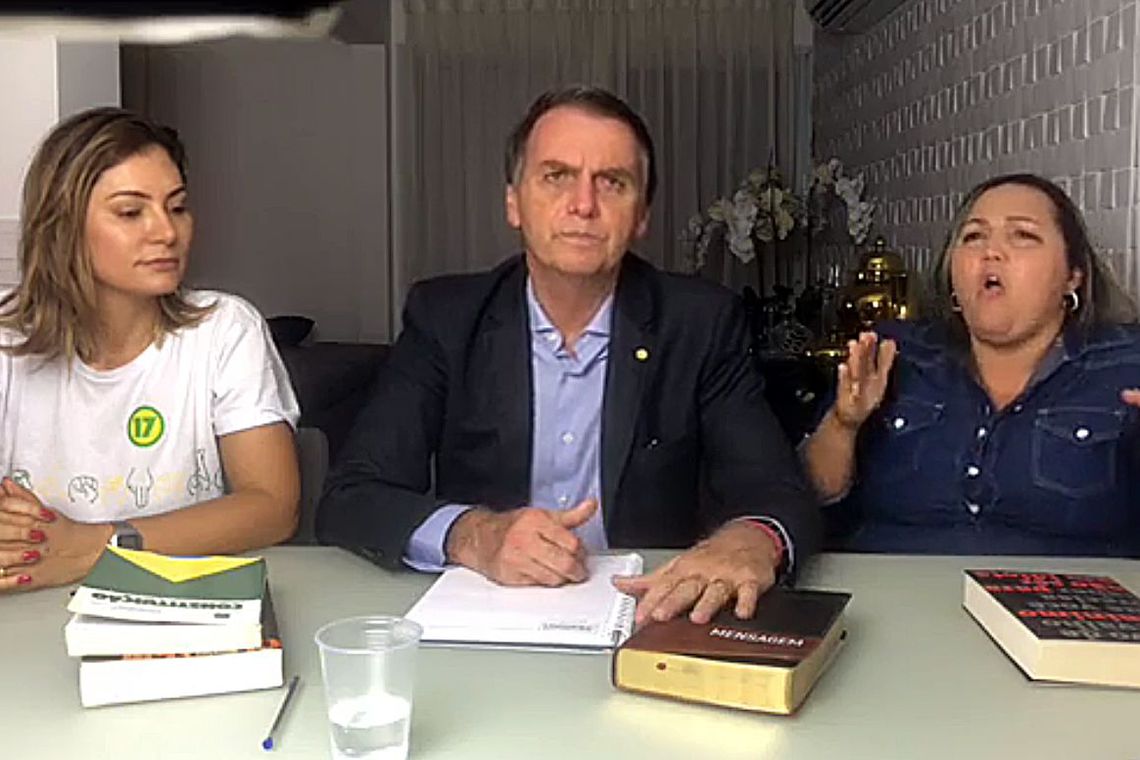 Bolsonaro fez pronunciamento da sala da casa onde mora, no Rio - Reprodução