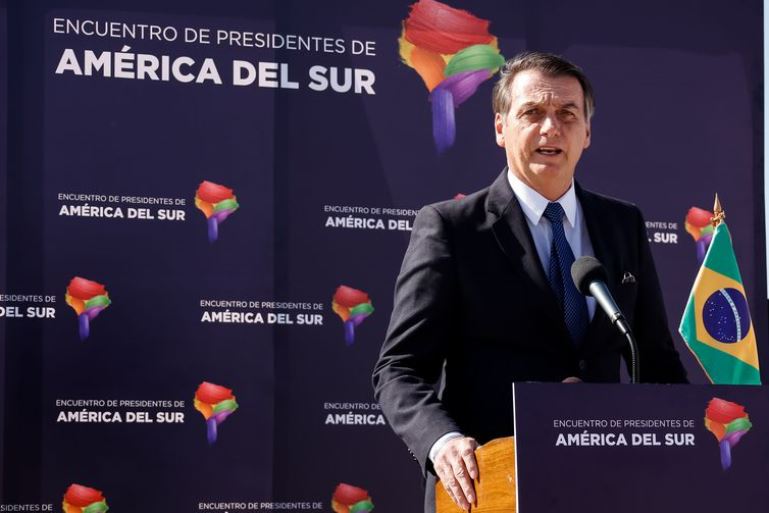 O presidente do Brasil, Jair Bolsonaro, concede entrevista coletiva ao desembarcar em Santiago, Chile - Reprodução/Agência Brasil