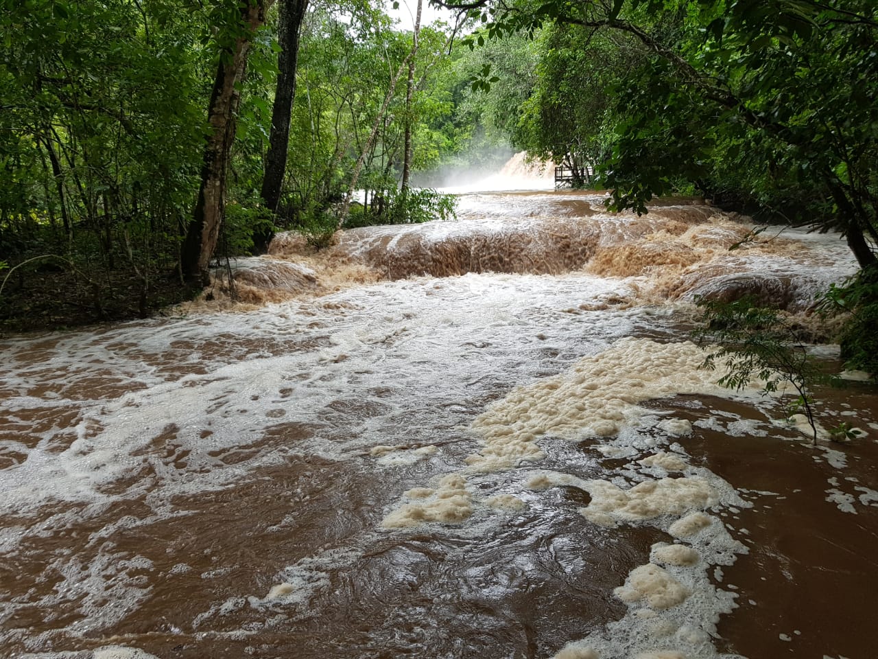 Águas ficam sujas a cada chuva forte que cai na região, cancelando passeios turísticos - WhastApp