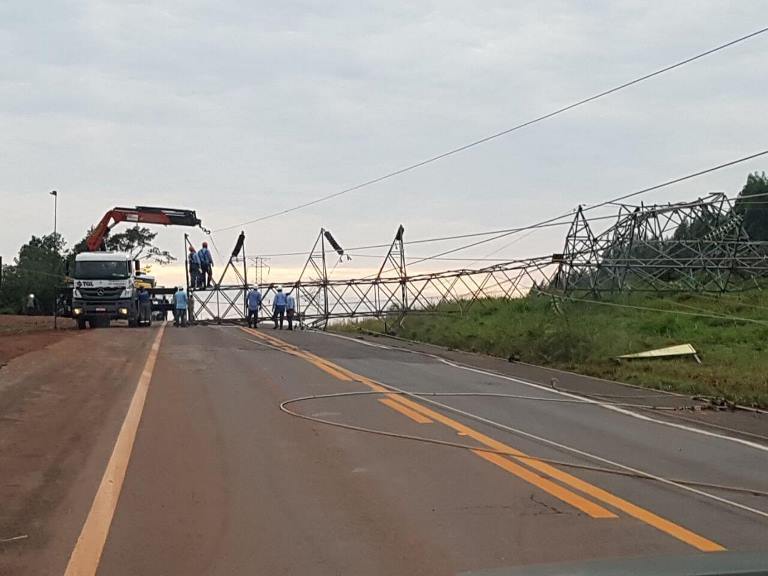 Torres teriam atingido dois caminhões que trafegam pela BR-262 na noite de quarta-feira (17) - Divulgação/PRF