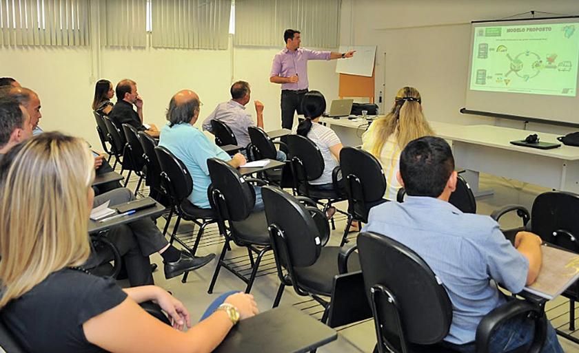 Daniel Carvalho durante palestra aos representantes das empresas de transportes de passageiros - Divulgação