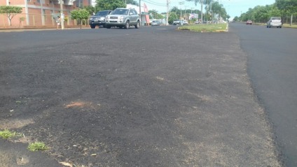 Carros, motos e ciclistas disputam espaços em toda a avenida - Ana Cristina Santos/JP