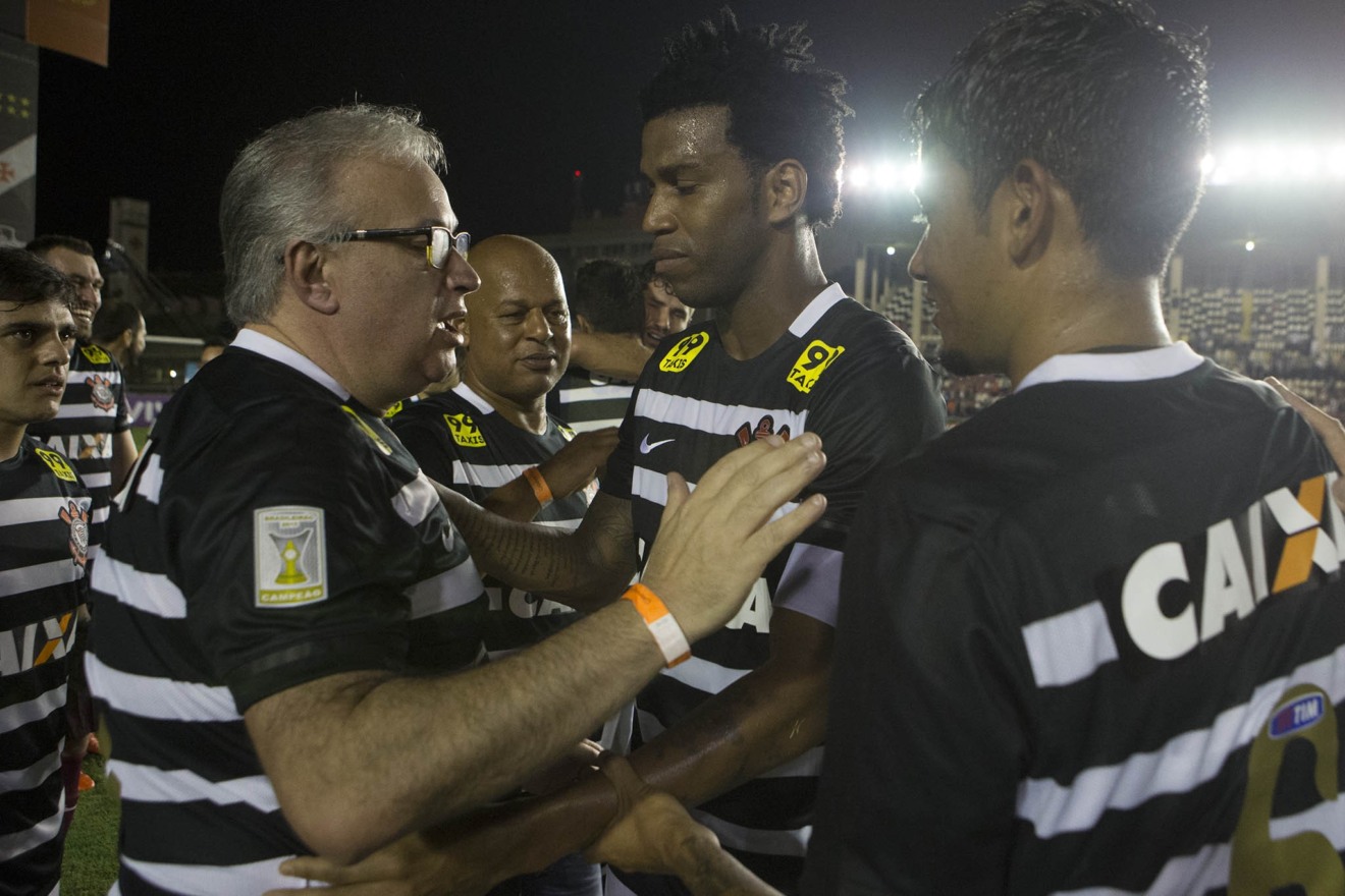 Presidente do Corinthians Roberto de Andrade, Gil e Lucca na comemoração do título - Site Corinthians 