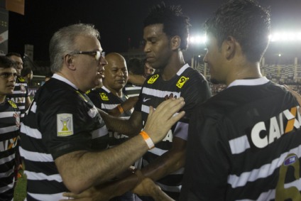 Presidente do Corinthians Roberto de Andrade, Gil e Lucca na comemoração do título - Site Corinthians 