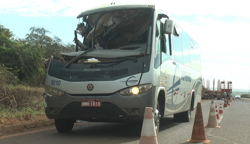 Testemunhas relataram à Polícia Rodoviária Federal (PRF) que o micro-ônibus bateu na traseira da carreta, no momento em que o veículo iria contornar para a direita - Reprodução/TVC