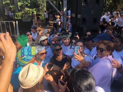 Fãs cercaram a ativista para conseguir tirar uma selfie; Luiza Brunet atendeu a todos com carinho - Gabi Couto/CBN