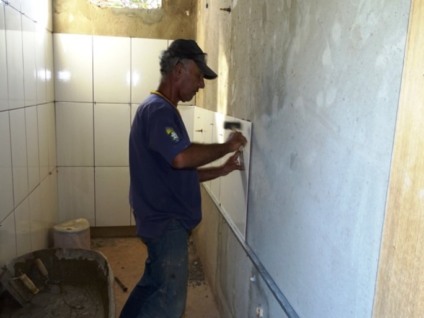 Operário trabalha no acabamento de parede da nova unidade de saúde do bairro de Lourdes - Divulgação/assessoria