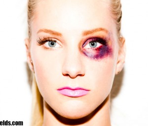 Fotógrafo pede desculpas pelas fotos que glamourizam as violência doméstica tendo Heather Morris como estrela - Fotógrafo pede desculpas pelas fotos que glamourizam as violência doméstica tendo Heather Morris como estrela -
