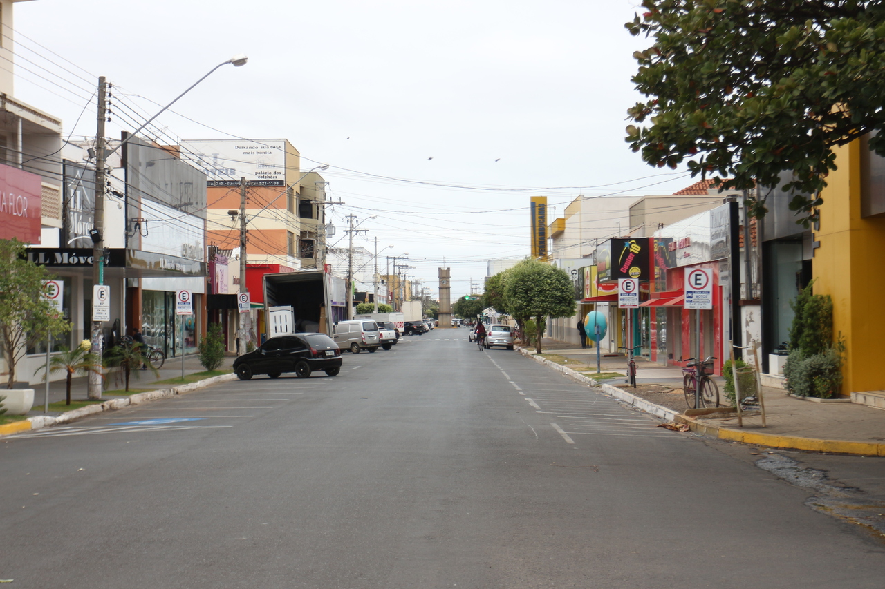 A manhã de terça-feira (18), em Três Lagoas, foi bem ‘gelada’, com os termômetros registrando 9°C. Poucos, ou quase nenhum consumidor, foi visto percorrendo pela área central da cidade. - Hugo Leal/JPNEWS