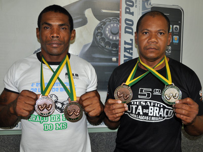 Valtecir (esq.) e Eduardo apresentam as medalhas conquistadas em João Pessoa -